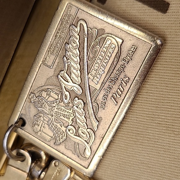 Louis Vuitton 2004 Articles de Voyage gold medallion key holder Collectors Piece - Picture 6 of 10